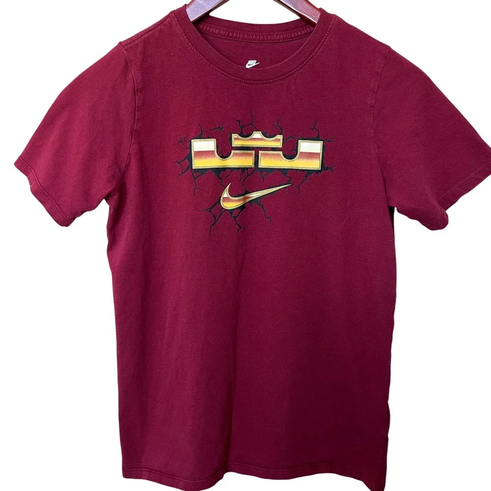 Nike Kids LeBron James Crown Logo Graphic T-Shirt Burgundy AH9457-677 Large